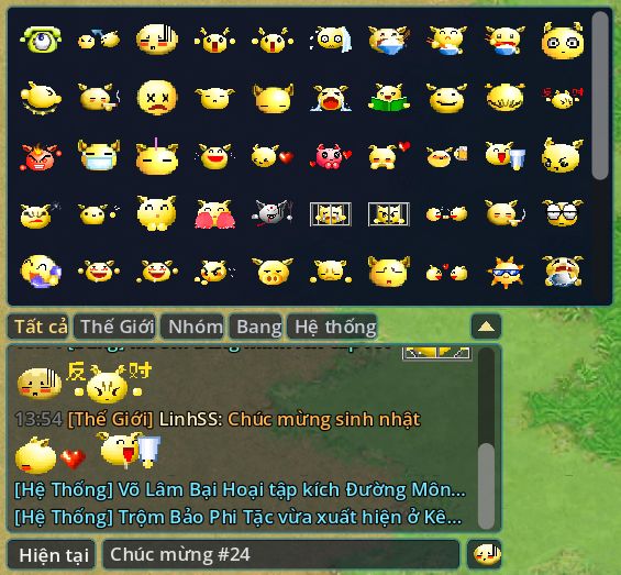 Khung chat: bảng chọn 88 biểu cảm phía trên, hàng tab Tất cả, Thế Giới, Nhóm, Bang, Hệ thống, câu chat có giờ đầu dòng và hình biểu cảm, ô nhập có nút mặt cười